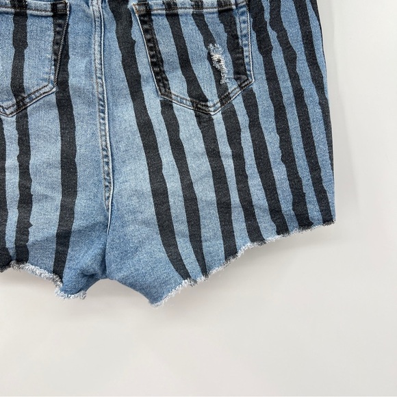 Her Universe DC Comics Birds Of Prey Harley Quinn Destructed Hi-Rise Shorts 15 - Picture 9 of 16